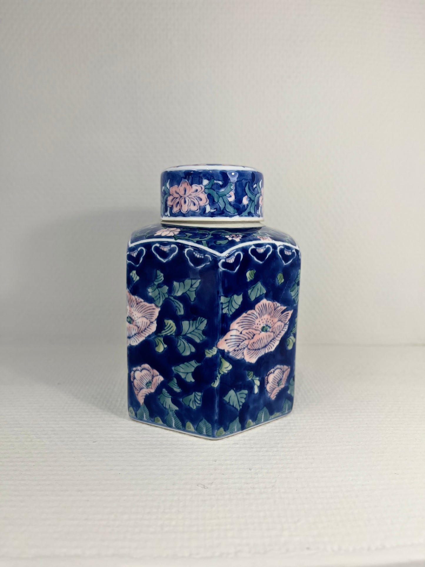 Pot en porcelaine de style chinoiserie peint a la main