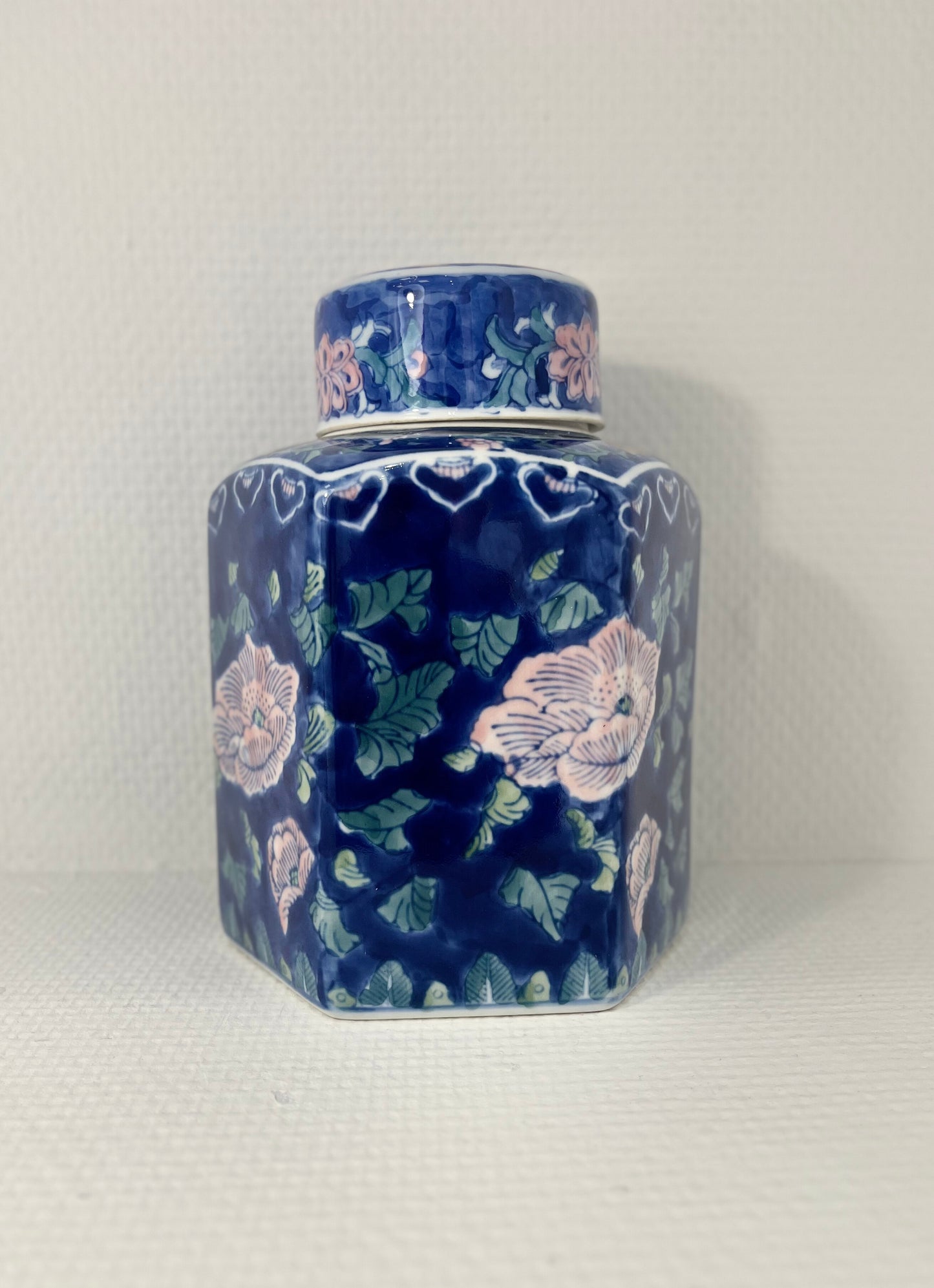 Pot en porcelaine de style chinoiserie peint a la main