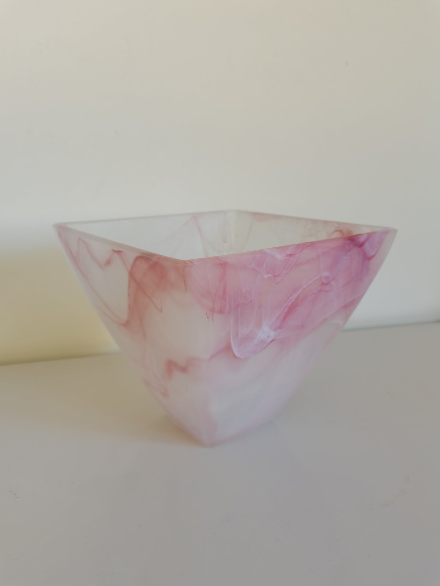 Vide-poche en opaline mate effet fumé rose