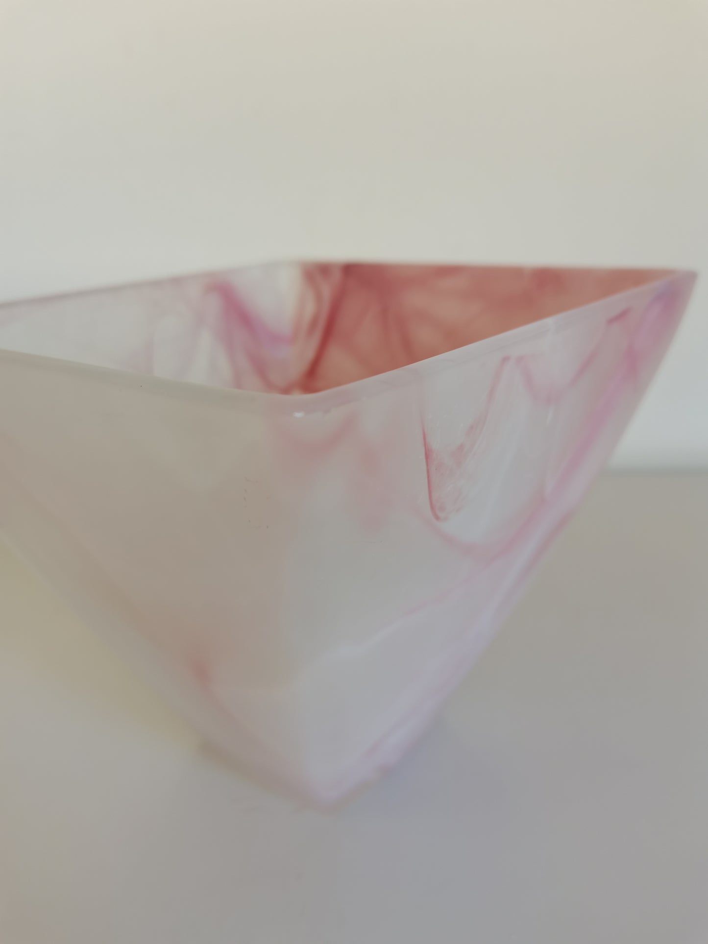 Vide-poche en opaline mate effet fumé rose