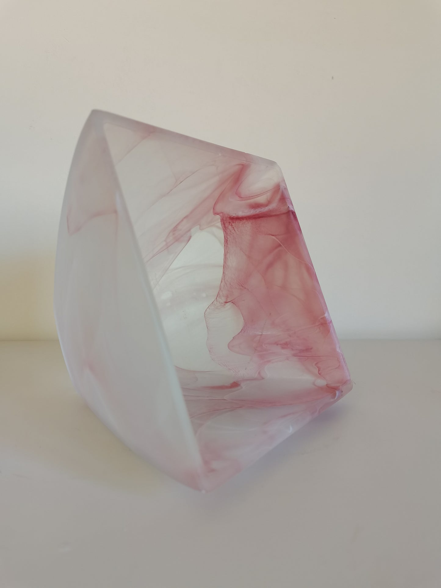 Vide-poche en opaline mate effet fumé rose