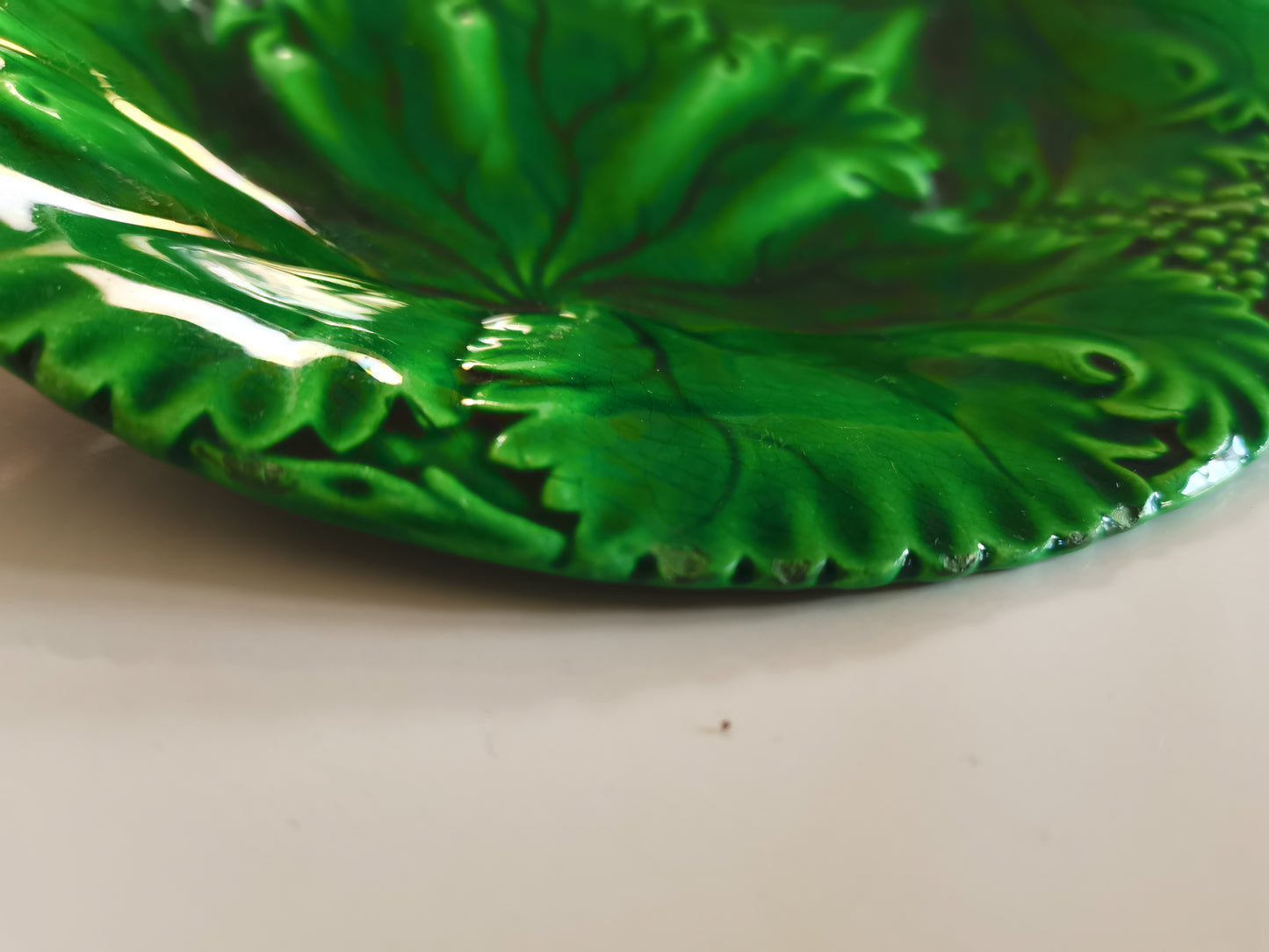 Assiettes à dessert aux feuilles en barbotine